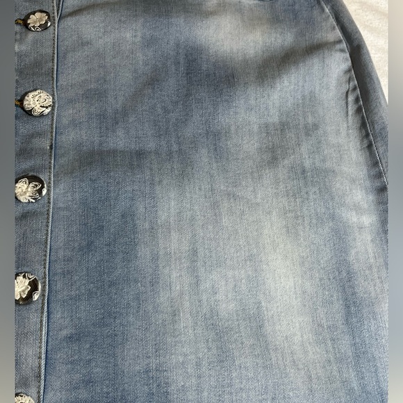 Indigo Rein Light Blue Denim Skirt with Lace Hem & Lace Covered Buttons Size 20 - Picture 12 of 13